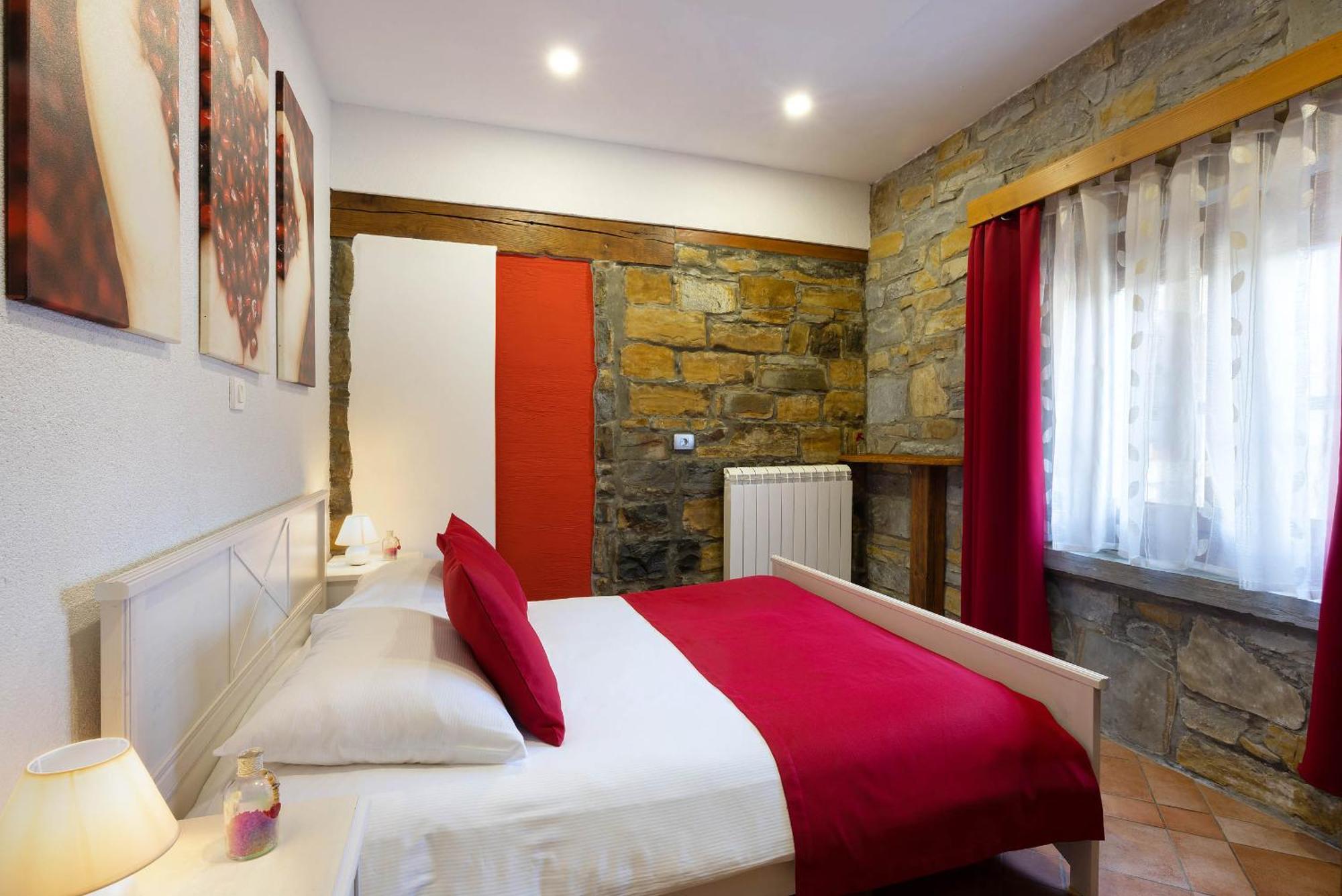 Touristfarm - Apartments "Red Fairytale" Marezige Bilik gambar