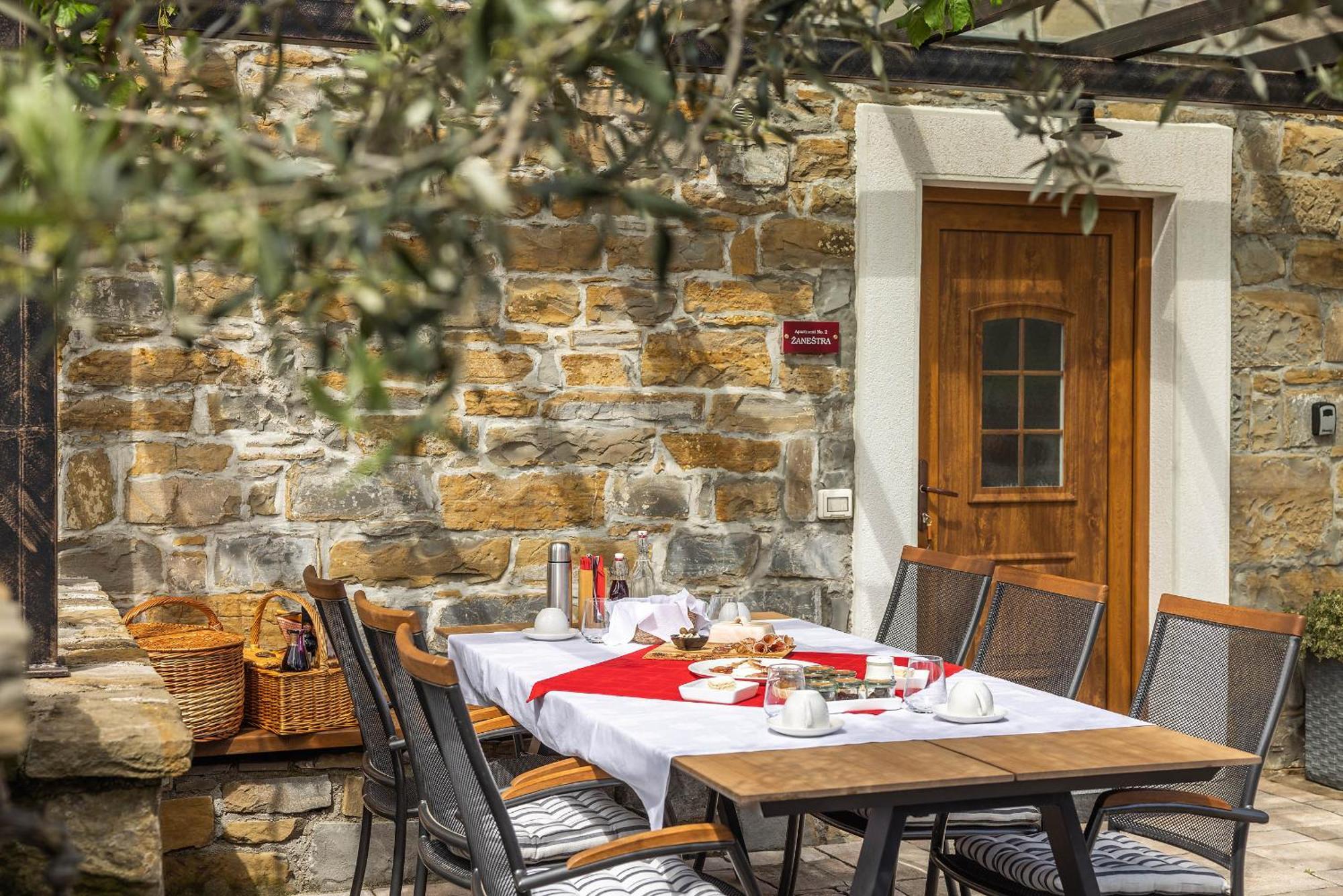 Touristfarm - Apartments "Red Fairytale" Marezige Bilik gambar